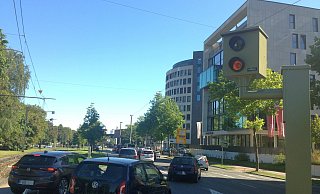 Der Rotlichtblitzer am Adenauerplatz steht - und blitzt. - Alexandra Buck