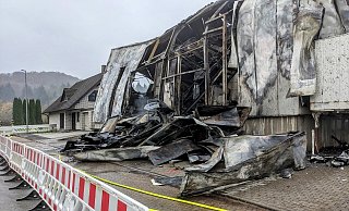 Die Brandruine im Gewerbegebiet Bad Driburg ist abgesperrt und kann nicht betreten werden. - Burkhard Battran