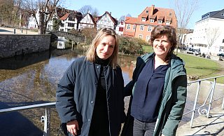 Marijke Lukowicz (l.) und Sophia Trollmann sind die Kuratorinnen des Tatort-Projekts. Hinter ihnen ist das Quellbecken der Dielenpader, das der Künstler Manfred Webel nutzen wird. - Holger Kosbab