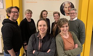 Mit Maria Montessori im Rücken: Alex Gahl (v.l.), Stefanie Rahenkamp, Linda Richter, Merlin Deyter, Hanna Hoffmann, Nina Meseke und Thorge Klages gehören zum Planungsteam der neuen Sekundarschule in Bielefeld. - Ivonne Michel