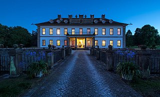 Unter dem Motto „Macht hoch die Tür, die Tor macht weit“ erwartet die Besucher also am 1. Adventssonntag, dem 29. November, um 17 Uhr, vor romantischer Kulisse ein Open-Air-Konzert mit vielen bekannten Weihnachtsliedern aus aller Herren Länder. - Voices-Festival