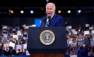 Noch steht die erste Reihe der Demokraten geschlossen hinter US-Präsident Joe Biden. Doch die Stimmen derer, die ihn nicht mehr für den richtigen Kandidaten halten, werden lauter. - Evan Vucci/AP/dpa