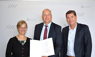 Die Rektorin der Universität Bielefeld, Angelika Epple (l.) übergibtMarkus Roessler (Mitte) seine Ernennungsurkunde im Beisein vonMichael Ackermann, Geschäftsführer des Klinikum Bielefeld (r.). - rw-system Die Rektorin der Universität Bielefeld, Angelika Epple (l.) übergibtMarkus Roessler (Mitte) seine Ernennungsurkunde im Beisein vonMichael Ackermann, Geschäftsführer des Klinikum Bielefeld (r.). - rw-system