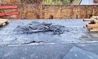 Nach einer Brandstiftung müssen an der Baustelle für die neue Brücke der Mastbruchstraße über die B1 bei Paderborn Arbeiten erneut durchgeführt werden. - Straßen NRW