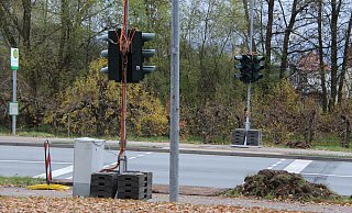 In der Nähe der Einmündung zur Straße Am Südhang wurde auf der Albaxer Straße/ B 64 eine der provisorischen Ampeln aufgestellt.  - Alexander Graßhoff