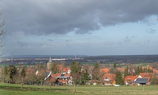 In diesem Jahr feiert Gehlenbeck seine erste urkundliche Erwähnung vor 900 Jahren. Ein prägendes Bauwerk ist die St.-Nikolaus-Kirche, deren Turm weithin sichtbar ist. - FOTOTAXIS