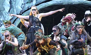Elfenkönigin Titania (Paulina Koers) erscheint mit ihrem Gefolge. - Burkhard Battran