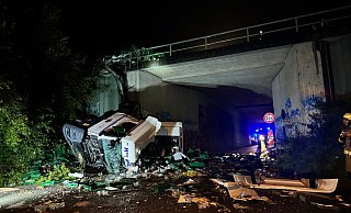 Ein Lkw ist von einer Autobahnbrücke auf eine darunterliegende Straße gestürzt. - Christian Müller/Westfalennews/dpa