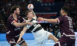 Kiels Emil Madsen (M) wird von Montpeliers Veron Nacinovic am Wurf gehindert. - Christian Charisius/dpa