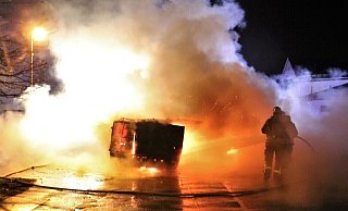 Das Auto wurde bei dem Brand in Höxter-Bödexen komplett zerstört. - Polizei