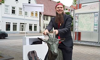 Der Paderborner Peter Salmen tritt für die Satirepartei "Die Partei" bei der Wahl des Landrats an. - Die Partei