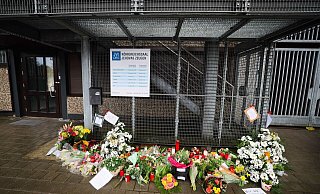 Blumen und Kerzen vor dem Eingangsbereich des Gemeindehauses in Hamburg, wo ein Amokläufer erst sieben Menschen und dann sich selbst erschossen hat. - Christian Charisius/dpa