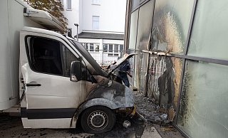 Ein Schaden von 70.000 Euro entstand durch den Brandanschlag auf den VW Crafter am Anbau der Stadthalle. - Oliver Krato
