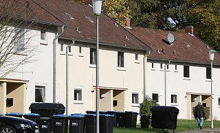 Derzeit kein Thema: Die Reihenhäuser an der Ahornstraße werden vorerst nicht verkauft, weil sie als Unterkunft für Asyslbewerber dienen. - Peter Steinert