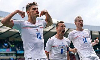 Patrik Schick (l-r) aus Tschechien feiert mit Vladimír Darida und Jakub Jankto nachdem er bei einem Elfmeter die Führung für seine Mannschaft erzielte. - Andrew Milligan/PA Wire/dpa
