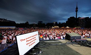 Beim Fanfest in Dortmund wurde die TV-Übertragung wegen des Unwetters beendet. - Friso Gentsch/dpa