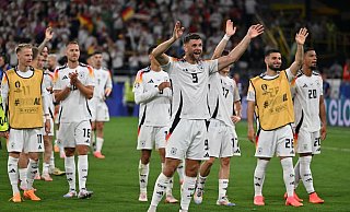 Niclas Füllkrug (vorn) und seine Teamgefährten jubeln nach dem Sieg gegen Dänemark. - Bernd Thissen/dpa