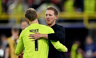 Bundestrainer Julian Nagelsmann (r) umarmt nach dem Sieg Deutschlands Torhüter Manuel Neuer. - Bernd Thissen/dpa