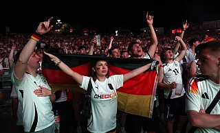 Zuschauer jubeln beim Spiel. - Karl-Josef Hildenbrand/dpa