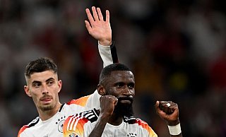 Kai Havertz (l) und Antonio Rüdiger jubeln nach dem Sieg. - Bernd Thissen/dpa