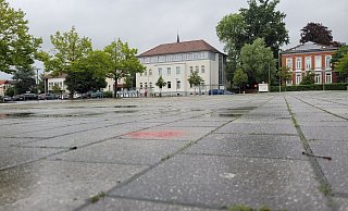 Auf dem Marktplatz in Bünde ist Sonntagnacht ein 15-Jähriger mit einem Messer verletzt worden. Seitdem sucht die Polizei nach zwei Tatverdächtigen. - Florian Weyand