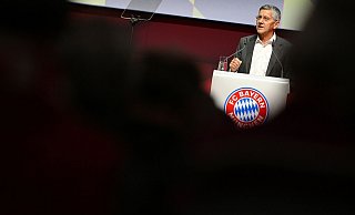 Herbert Hainer, der Präsident des FC Bayern, spricht auf der Bühne. - Angelika Warmuth/dpa
