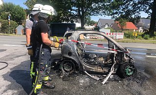 Der Kleinwagen brannte an der Einmündung Ummelner Straße/Bohlenweg komplett aus. - Jürgen Mahncke