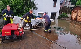 Die Feuerwehr Höxter pumpte den vollgelaufenen Keller und die Garage eines Feuerwehrmannes im Flutgebiet ab. - Thomas Kube
