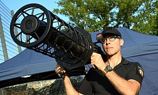 Ein Polizeibeamter trägt einen schultergestützten Störsender zur Drohnenabwehr. Die Einheit wird beim letzten Testspiel der deutschen Nationalmannschaft gegen Griechenland im Einsatz sein. - Federico Gambarini/dpa