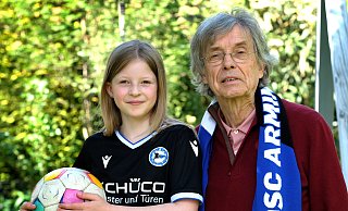 Da ihr Opa Siegfried seit den 1960er Jahren ein großer Anhänger von Arminia Bielefeld ist, hat Maren Betlehem ihn als Begleitperson für die Reise nach Berlin ausgewählt. Die Achtjährige darf dank des Gewinnspiels von der Neuen Westfälischen und Volkswagen beim DFB-Pokal-Endspiel mit den Arminia-Profis ins Berliner Olympiastadion einlaufen. - Andreas Frücht