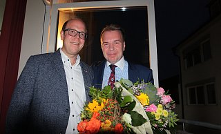 Ulrich Lange (r.), Bad Lippspringes neuer Bürgermeister, bekommt Blumen vom CDU-Vorsitzenden Bastian Heggemann. - Uwe Müller