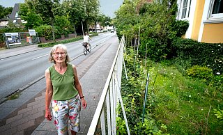 Die Gütersloher Rentnerin Gabriele Krüger hat vor ihrem Haus an der Neuenkirchener Straße einer 19-Jährigen geholfen, die nachts von einem Mann sexuell belästigt worden ist. - Andreas Frücht