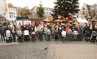 Auch wenn nicht alle Eltern mit ihren Neugeborenen kommen konnten, ergeben die auf dem Alten Markt versammelten Eltern ein imposantes Bild. - Ralf Bittner