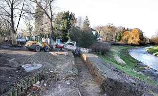 Die Bauarbeiter bereiten das Fundament für die Sitzbänke am Werreufer vor. Die tonnenschweren Betonteile werden in der nächsten Woche angeliefert. - Frank-Michael Kiel-Steinkamp