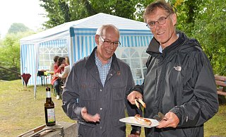 Umweltbewusst: Hans-Josef Hünerbein (l.) und Gerhard Weigel stehen am Grill. Die Bratwürste kommen auf spülbare Teller. Im Hintergrund steht das Zelt. - Karin Prignitz Umweltbewusst: Hans-Josef Hünerbein (l.) und Gerhard Weigel stehen am Grill. Die Bratwürste kommen auf spülbare Teller. Im Hintergrund steht das Zelt. - Karin Prignitz