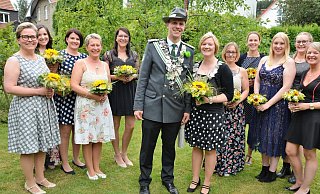 Das Königspaar Sebastian Boer und Christiane Hoffmann, hier mit dem Thron, wird das Oerlinghauser Schützenvolk noch ein weiteres Jahr regieren. Die Gefühle sind zwiegespalten. - Karin Prignitz