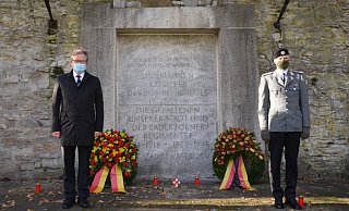 Bürgermeister Michael Dreier (l.) und Oberstleutnant Marco Maulbecker haben im Stillen einen Kranz niedergelegt. - Stadt Paderborn