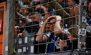 Die Fans von Arminia Bielefeld können ihr Glück kaum fassen. Der DSC gewinnt das DFB-Pokal-Halbfinale gegen Bayer Leverkusen mit 2:1. - Teresa Kroeger