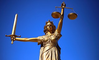 Auf ein Erscheinen vor dem Amtsrichter in Paderborn muss die 88-Jährige  verzichten, weil sie gestürzt ist. - Pixabay (Symbolfoto)