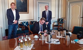Drei Männer, ein Vertrag: SPD-Fraktionschef Thomas Besler (v.l.), Bürgermeister Tim Kählerbeim Unterzecihen und CDU-FRaktionschef Thomas Helmerking. - Jobst Lüdeking