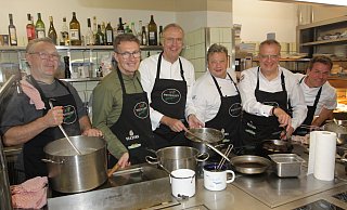 In der Küche vom Gasthof Spieker sind gleich mehrere Köche aktiv. Joachim Henseler (Gasthof Spieker, v. l.), Gastgeber Franz Spieker, Bernhard Kampmann (Schlichte Hof, Bielefeld), Dirk Eggers (Hotel & Restaurant Eggers, Sprockhövel), Günther Overkamp (Restaurant Overkamp, Dortmund) und Jörg Haskenhoff (Landgasthof Pappelkrug, Halle). - Uwe Müller