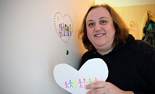 Sonja Güttler setzt ein Zeichen. An ihrer eigenen Wohnungstür hängt schon ein Herz, weitere sollen möglichst flächendeckend folgen. - Felix Eisele