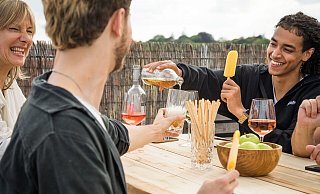 Gedächtnis braucht Gesellschaft: Soziale Kontakte fördern geistige Fitness. - Christin Klose/dpa-tmn