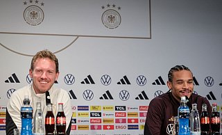 Bundestrainer Julian Nagelsmann (l) und Leroy Sané sprechen auf einer Pressekonferenz. - Christian Charisius/dpa