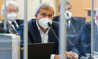 Franz Rieger, CSU-Abgeordneter im bayerischen Landtag, sitzt im Verhandlungssaal im Landgericht. - Foto: Armin Weigel/dpa