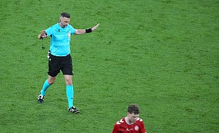 Schiedsrichter Michael Oliver hatte viel mit dem VAR zu tun. - Marcus Brandt/dpa