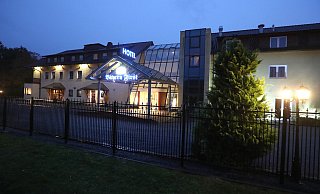 Zwar ist die Beleuchtung an Restaurant und Hotel "Bayern First" abends noch an, der Betrieb wurde jedoch eingestellt. - Wolfgang Rudolf