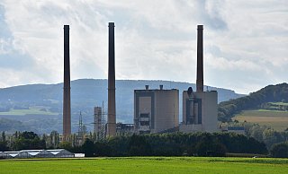 Das ehemalige Kraftwerk Anfang Oktober 2020: Nach Mitteilung des Projektentwicklers ist ein Großteil der Abrissarbeiten erledigt. Die Riesenschornsteine stehen allerdings noch. MT-Foto: Dirk Haunhorst - Haunhorst