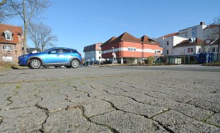 Auch im Krankenhaus Rahden waren wegen der Coronakrise geplante Operationen verschoben worden. Zeitweise wurden stationär keine Patienten aufgenommen - entsprechend leer waren die Parkplätze rund um das Haus. - Joern Spreen-Ledebur