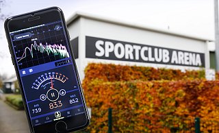 Den Praxistest bestanden: Die Sportclub Arena des SC Verl an der Poststraße hält die Schallschutzvorgaben ein - auch unter Extrembedingungen. Das hat die Messung eines Gutachters während des DFB-Pokalspiels gegen Holstein Kiel nachgewiesen. - Roland Thöring